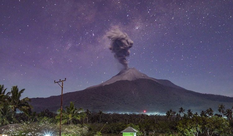 indonezia sub alerta de gradul iv cel putin 10 morti si sate ingropate in cenusa dupa eruptia vulcanului laki laki 6728ab004e358