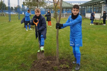 juniorii de la academia hagi au plantat copaci la baza sportiva de la ovidiu programul go green continua galerie foto 673312c286f31