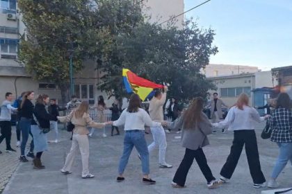 moldovenii de la constanta au incins o hora langa sectia de votare galerie foto video 67278a2b7e112