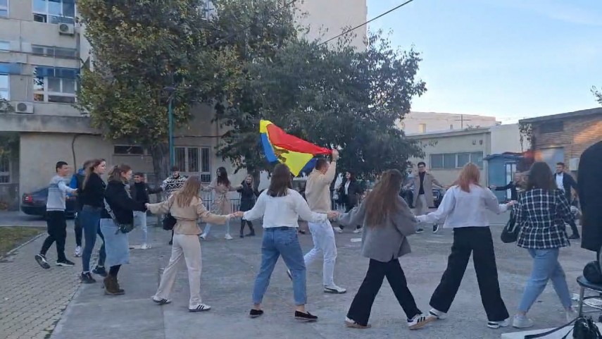 moldovenii de la constanta au incins o hora langa sectia de votare galerie foto video 67278a2b7e112