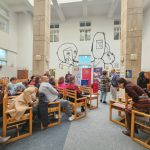 posta romana a lansat la biblioteca i n roman constanta o colectie unica de carti postale pentru marcarea a 1000 de zile de la izbucnirea razboiului in ucraina 673da4283f6bf