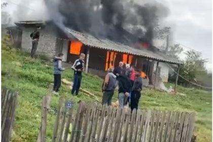 povestea tragediei de la oltina unde un bebelus a murit carbonizat un vecin de 15 ani i a salvat pe ceilalti patru copii care tipau in casa cuprinsa de flacari 6723f9cd38770