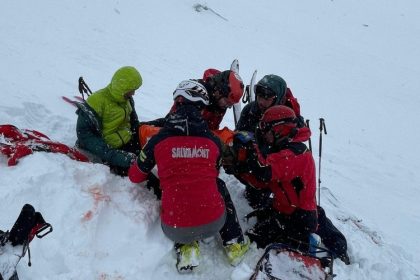 salvamontistii au intervenit de urgenta in zona balea lac unde s a produs o avalansa 674b045fed234