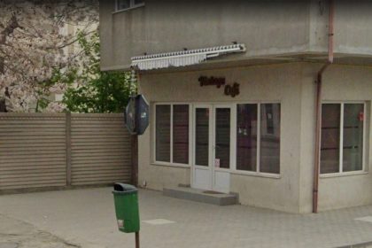 scandal intre trei frati in fata unei cafenele din eforie unii dintre ei locuiesc in rulota pentru ca le a ars casa iar vara au tarabe 6725512730143