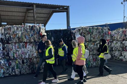 studentii de la electromecanica navala au vazut cum se lucreaza in statia de sortare a deseurilor reciclabile a companiei polaris 672dc30b45bb5