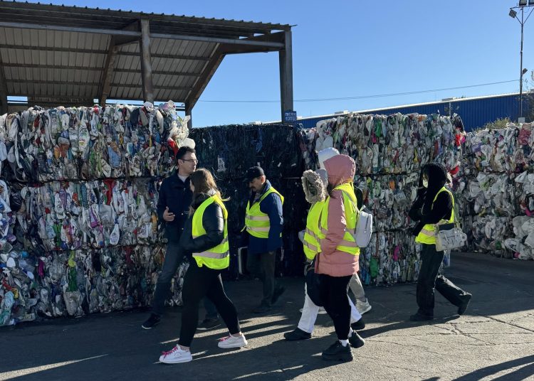 studentii de la electromecanica navala au vazut cum se lucreaza in statia de sortare a deseurilor reciclabile a companiei polaris 672dc30b45bb5