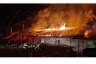 un incendiu de la negru voda a lasat o mama si copiii ei fara casa in prag de iarna ne putem uni fortele sa i ajutam fiecare cu ce putem 672cba9a0126a