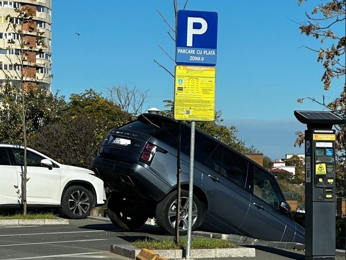 un range rover s a plictisit in parcare si a fost la un pas s o ia la vale spre plaja modern 6728929373265