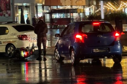 un scuter a ricosat intr o masina de politie in fata mall ului 673677c92fa2f