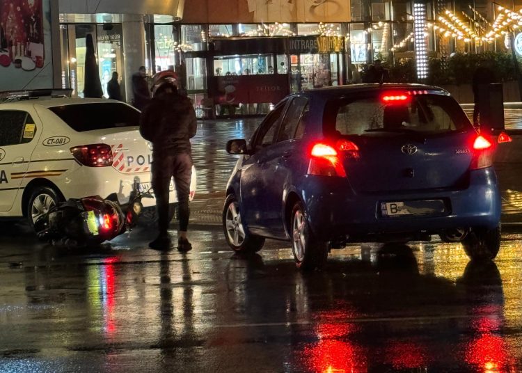 un scuter a ricosat intr o masina de politie in fata mall ului 673677c92fa2f