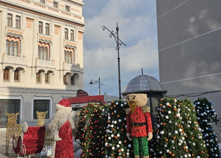 video a inceput amenajarea targului de craciun din piata ovidiu 673f36a4d23ec