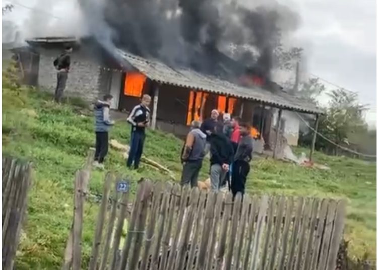 video povestea tragediei de la oltina unde un bebelus a murit carbonizat un vecin de 15 ani i a salvat pe ceilalti patru copii care tipau in casa cuprinsa de flacari 67242529d0e5f