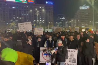 video sute de tineri protesteaza din nou impotriva lui georgescu in capitala 67477ac347575