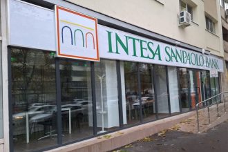 ai nevoie de serviciile intesa sanpaolo bank in perioada anului nou vezi ce progfram vor avea sucursalele bancii 677046c284482