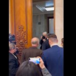 becali a smuls microfonul unui jurnalist aur a protestat cu pancarte in plenul camerei deputatilor video 676577b27ef4e