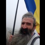 cezar avramuta din constanta cunoscut ca stegarul dac protesteaza urcat pe o macara din bucuresti video 676808be2e89f