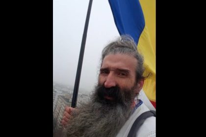 cezar avramuta din constanta cunoscut ca stegarul dac protesteaza urcat pe o macara din bucuresti video 676808be2e89f