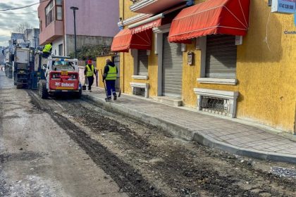 continua lucrarile de reabilitare a carosabilului pe strada cuza voda 674eacaa5faf9