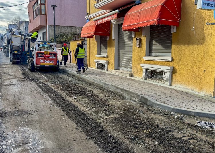 continua lucrarile de reabilitare a carosabilului pe strada cuza voda 674eacaa5faf9