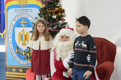 copiii si nepotii membrilor ligii maistrilor militari de marina vizitati de mos craciun la muzeul national al marinei romane galerie foto 675ea1356a682