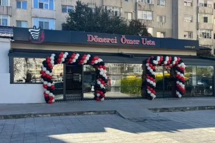 din cauza vantului puternic s a desprins tabla de pe acoperisul unui restaurant din constanta 676c0b73e6942