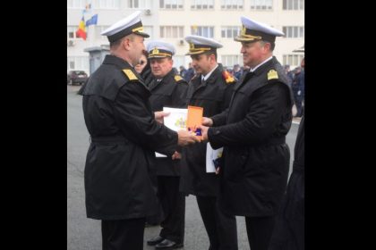 directorul muzeului national al marinei romane comandor dr marius laurentiu rohart a primit emblema de merit in serviciul armatei romaniei clasa i foto 674f02b787560