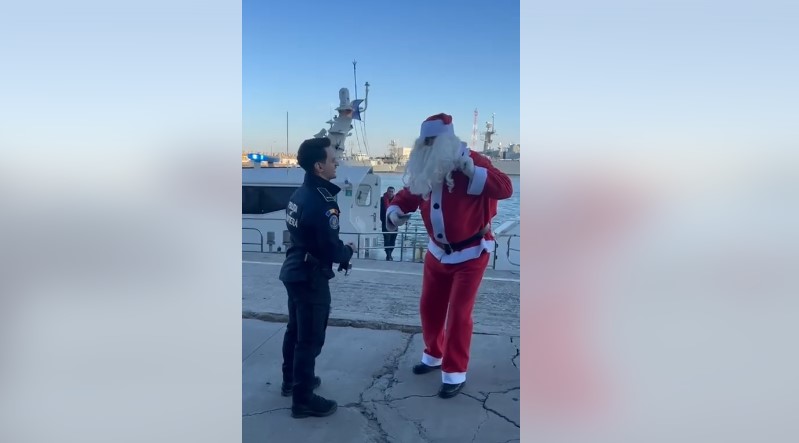 e oficial mos craciun a ajuns in portul constanta politistii de frontiera i au aplicat viza in pasaport video 67645d9794244