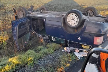 foto accident rutier la intrare in localitatea sacele o masina s a rasturnat 676515090f302