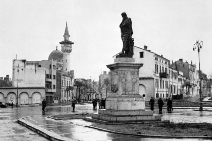 fotografie realizata in piata ovidiu din constanta in 12 decembrie 1946 publicata de ambasada sua la bucuresti 675aa817ebcec