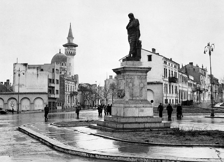 fotografie realizata in piata ovidiu din constanta in 12 decembrie 1946 publicata de ambasada sua la bucuresti 675aa817ebcec