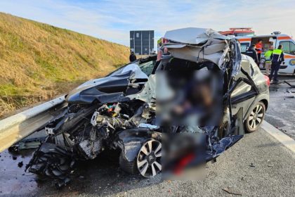 galerie foto accident rutier teribil pe a2 intre o autoutilitara destinata lucrarilor pe autostrada si un autoturism o femeie a murit imagini cu impact emotional 675e829895896