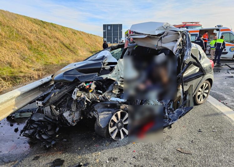 galerie foto accident rutier teribil pe a2 intre o autoutilitara destinata lucrarilor pe autostrada si un autoturism o femeie a murit imagini cu impact emotional 675e829895896