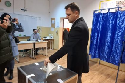 galerie foto liberalul marian crusoveanu a votat la alegerile parlamentare 674c017cacfb8