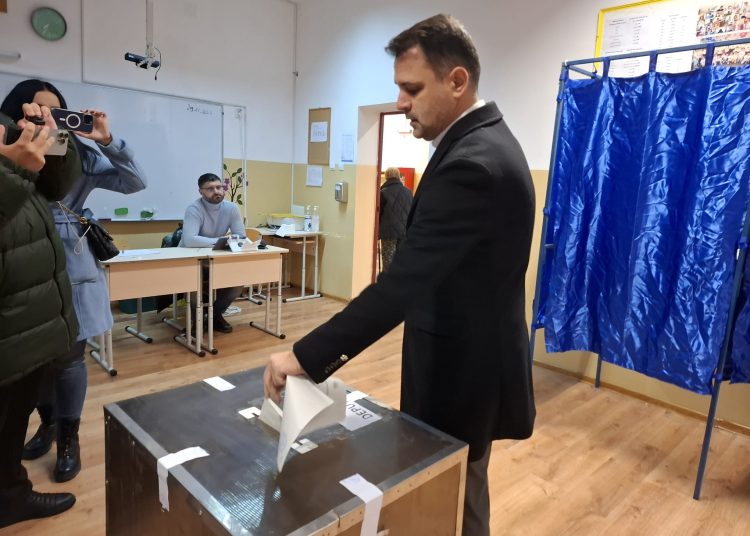 galerie foto liberalul marian crusoveanu a votat la alegerile parlamentare 674c017cacfb8