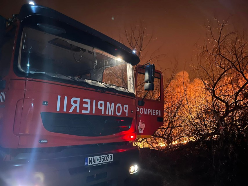 incendiu in localitatea poarta alba judetul constanta intervin mai multe echipaje de pompieri 676e444be9b6b