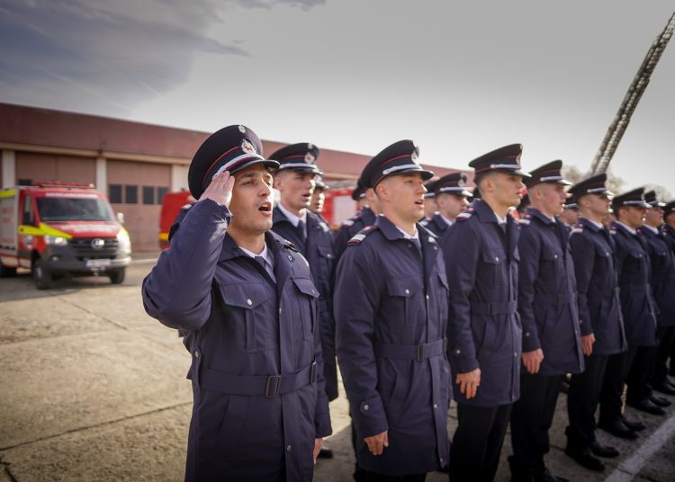 o noua generatie de salvatori in slujba comunitatii 300 de sergenti majori si maistrii militari au absolvit scoala de subofiteri pompieri si protectie civila 676601b8a41d5