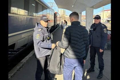 politistii din constanta ajuta un calator sa si recupereze bagajul uitat in tren 675d8dd03e37a