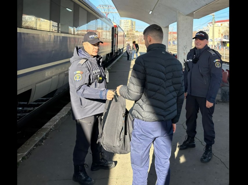 politistii din constanta ajuta un calator sa si recupereze bagajul uitat in tren 675d8dd03e37a