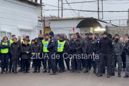 protest la penitenciarul constanta poarta alba din cauza ordonantei trenulet angajatii refuza sa intre in serviciu galerie fotovideo 67723c4f47225