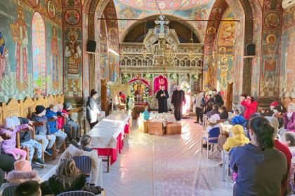 sute de pachete oferite familiilor nevoiase in cadrul campaniei umanitare a arhiepiscopiei tomisului de craciun fii bun galerie foto 676448767f529