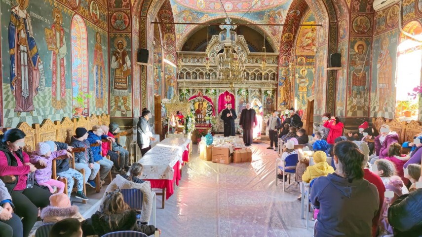 sute de pachete oferite familiilor nevoiase in cadrul campaniei umanitare a arhiepiscopiei tomisului de craciun fii bun galerie foto 676448767f529