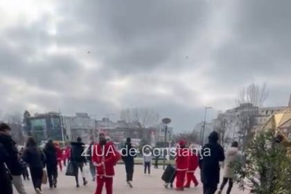 tineri din constanta imbracati in mos craciun au colindat trecatorii in fata mall ului city park video 675f027410fba