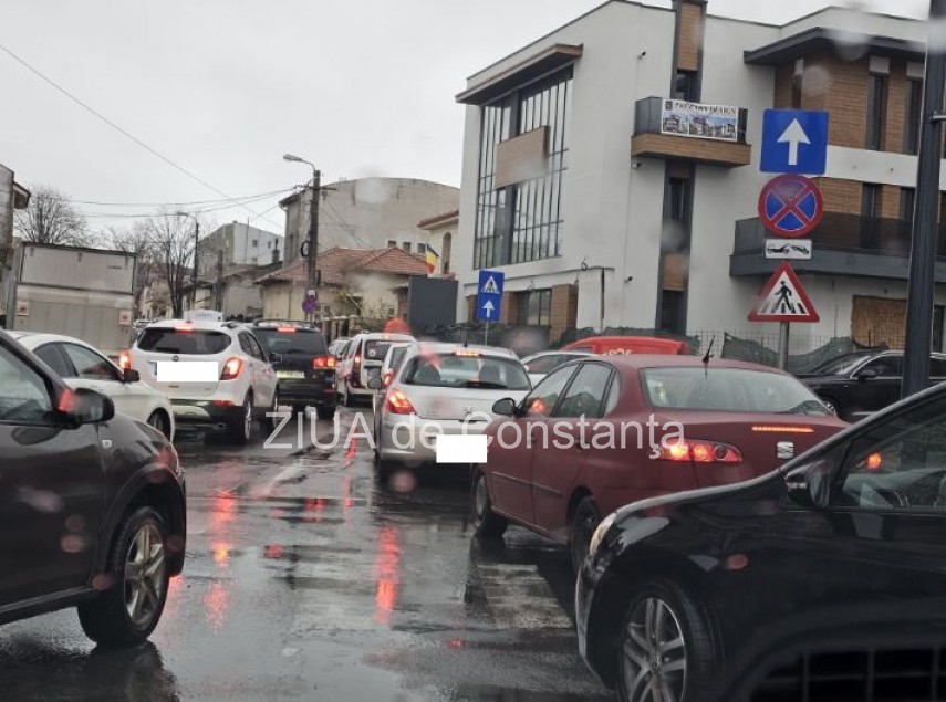 trafic blocat pe strada nicolae iorga din constanta imagini din trafic video 6757fa6e65fef