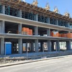 un cunoscut om de afaceri vrea sa construiasca imobile cu patru niveluri pe un teren pe care sunt permise doar cladiri cu un etaj 6771e56cd12c5