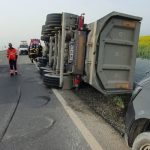 accident rutier teribil un camion incarcat cu pietris s a rasturnat la iesire din sacele iar soferul a murit 678a3c7ac5ada