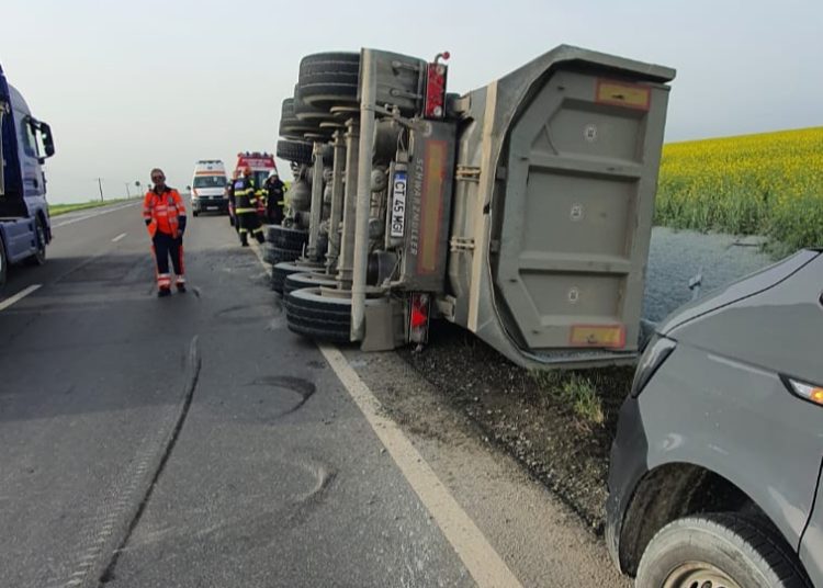 accident rutier teribil un camion incarcat cu pietris s a rasturnat la iesire din sacele iar soferul a murit 678a3c7ac5ada