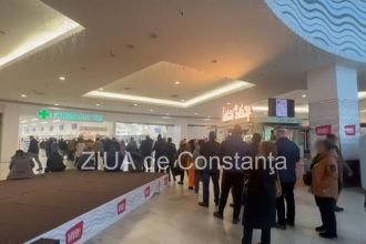 aglomeratie mare la o farmacie dintr un mall din constanta zeci de oameni stau la coada pentru a si lua tratamentul galerie foto 678646c5ed1bb