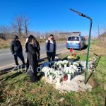 altar de flori si candele in memoria lui sebi parintii tanarului ucis in tragedia din 2 mai la locul accidentului fotovideo 678a3d9dddd9a