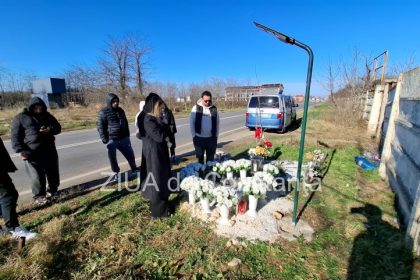 altar de flori si candele in memoria lui sebi parintii tanarului ucis in tragedia din 2 mai la locul accidentului fotovideo 678a3d9dddd9a