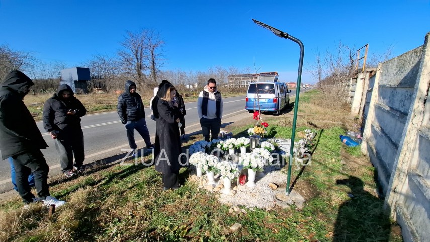 altar de flori si candele in memoria lui sebi parintii tanarului ucis in tragedia din 2 mai la locul accidentului fotovideo 678a3d9dddd9a